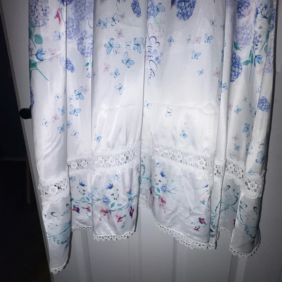 Chic Long Sleeve Floral Dress in Blue and White - Picture 11 of 14